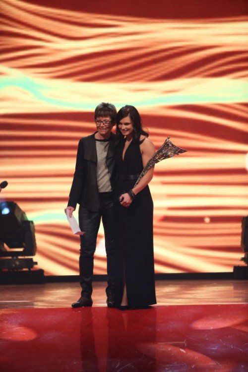 Sportlerin des Jahres 2014 Anna Fenninger mit Laudatorin und Ski-Legende Annemarie Moser-Pröll. Fotos: gepa