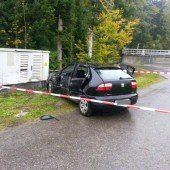 Auto prallt in Stromkasten