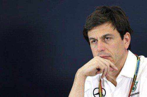 Toto Wolff bremst seine Schützlinge Lewis Hamilton und Nico Rosberg ein – bei Mercedes hat man Angst von Daniel Ricciardo. Foto: gepa