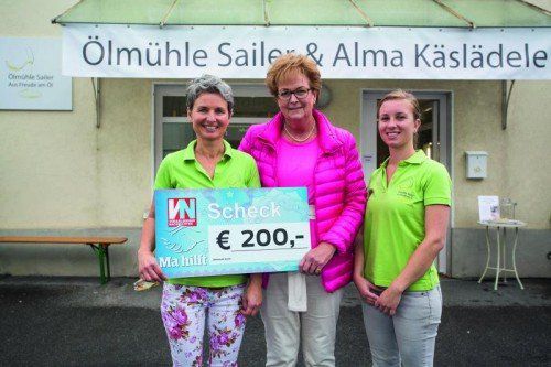 Übergabe an Marlies Müller durch Ramona Sailer, Ölmühle, Lochau
Alberlochstraße 3, 6911 Lochau (Geschäft).
übergibt Scheck an Marlies Müller von Ma hilft
