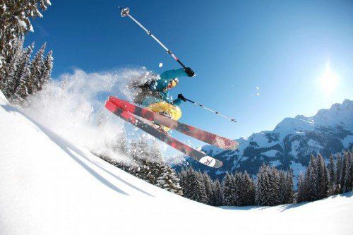 Alpinskifahrer finden diesen Winter im Kleinwalsertal breitere Pisten mit weniger Engstellen vor. Fotos: Kleinwalsertal Tourismus