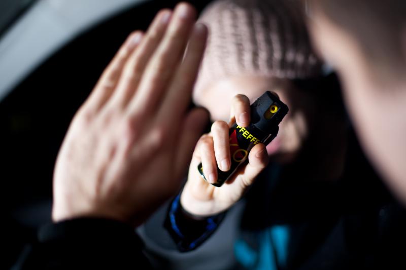 Die couragierte Trafik-Angestellte schlug die Täterin mit einem Pfefferspray in die Flucht. ⇒Symbol/VN/steurer