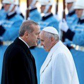 Verbalattacken vor Papstbesuch