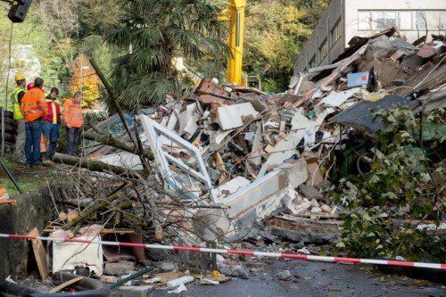 Bei einem Erdrutsch in der Nähe von Lugano wurde ein dreistöckiges Haus zerstört. Zwei Frauen kamen ums Leben. Foto: EPA