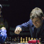 Carlsen gelingt der erste Sieg