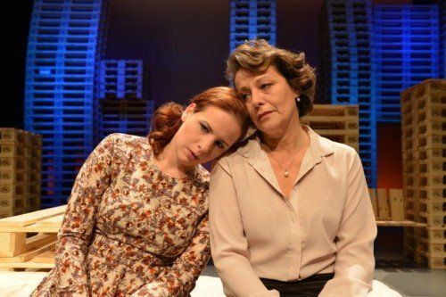 Daniela Gaets und Katharina-Sara Huhn in „Kilometerfressen macht auch nicht satt“ von Nadja Spiegel. Foto: Kosmos/Kresser