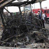 Bus ging nach Crash in Flammen auf: 18 Tote