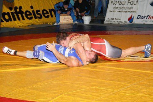 Der Götzner Lukas Hörmann (rotes Trikot) ist gegen 2004-Olympiastarter Radovan Valach gefordert. Foto: schwämmle