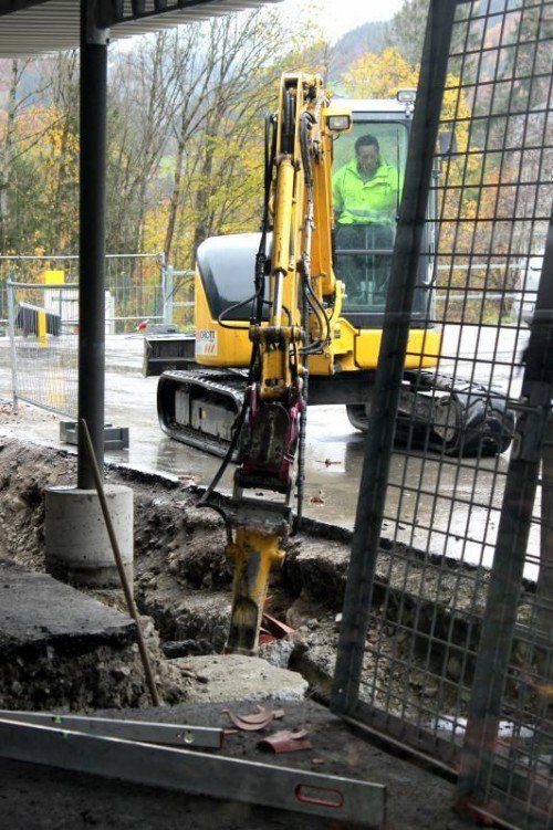 Die Arbeiten am neuen Unterstand sind in vollem Gang. Foto: VN/js