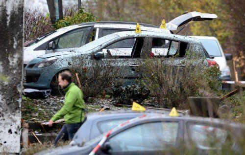 Die Explosion hat mehrere Autos und Häuser beschädigt. Foto: EPA