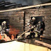 Werkstättengebäude in Flammen