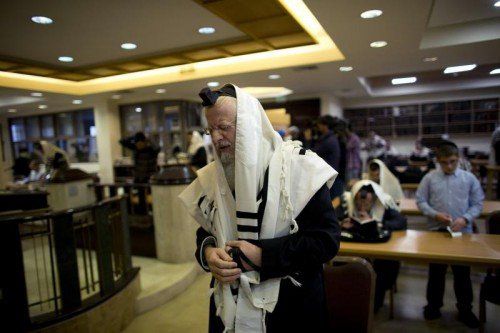 Die Gläubigen beten bereits wieder in der Synagoge. FOTO: REUTERS