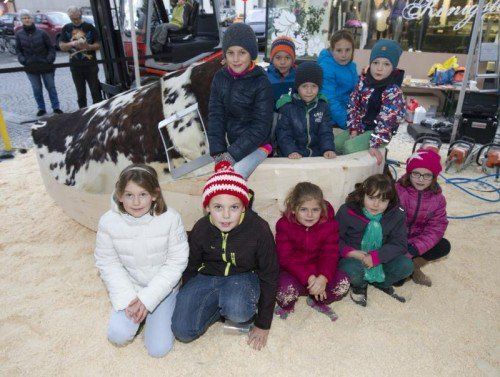 Die Kinderschar nahm den weltgrößten „Hölzlar“ gleich in Beschlag.  Fotos: VN/Paulitsch