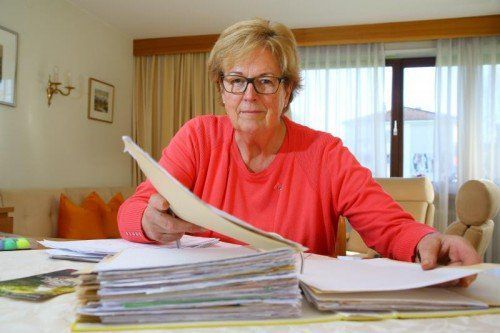 Die „Ma hilft“-Patin beim Durchackern von Unterlagen. Auch das gehört zum Job. Fotos: VN/Hofmeister.