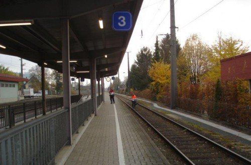 Die ÖBB-Mitarbeiter holen Müll von den Gleisen. Foto: ÖBB