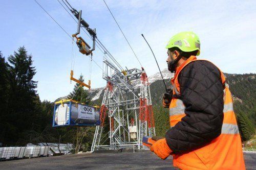 Die von LCS Cable Crans gebaute Materialseilbahn gewährleistet den Baubetrieb im Winter. Foto: VN/Hofmeister