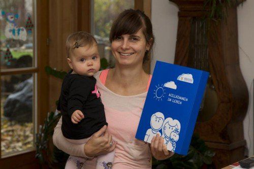 Die Vorsorgemappe der Stadt Bregenz ist auf dem Weg. Carmen und Töchterchen Josefin vertrauen aber der Elternberatung. VN/Paulitsch