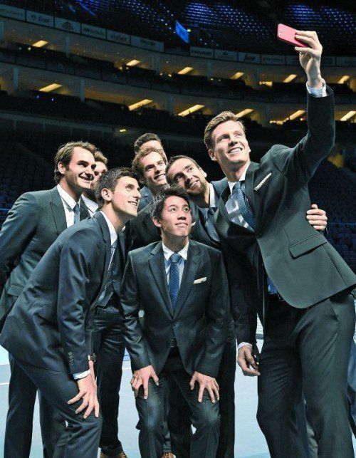 Ein Selfie mit Freunden: Tomas Berdych (r.) lichtet Roger Federer, Stan Wawrinka, Novak Djokovic, Andy Murray, Milos Raonic, Kei Nishikori und Marin Cilic mit ab. Foto: ap