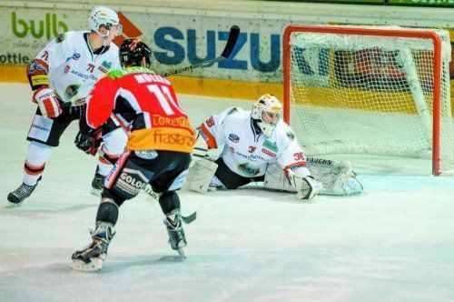 Feldkirchs Dominik Müller vergibt gegen Goalie Richard Sabol. Foto: lerch