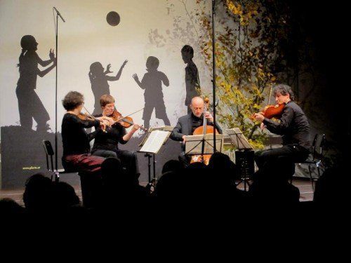 Finale mit vier bejubelten Quartetten und Schattenspiel.  Foto: JU