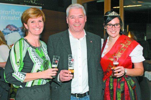 Fohrenburg-Trio: Marketing-Lady Sabine Treimel (l.) mit Geschäftsführer Andreas Rosa und Bierkönigin Raphaela Dünser. FotoS: Schwald