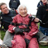 100-Jährige feierte mit Fallschirmsprung