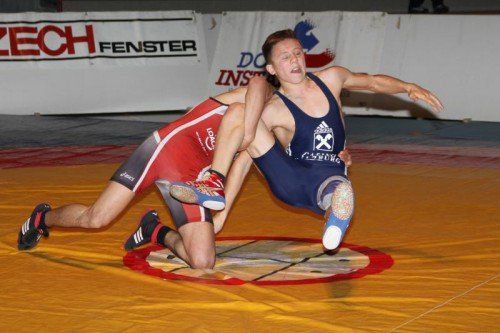 Hamsat Asuchanov (rotes Trikot) lieferte sich gegen Georg Marchl zwei packende Duelle. Im Greco gewann der Götzner mit 9:6-Punkten und im freien Stil hatte er mit 8:7 das bessere Ende auf seiner Seite. Foto: schwämmle