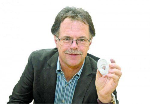 Hubert Mangold, Sprecher der Vorarlberger Hörgeräteakustiker zeigt es: So klein und unauffällig sind die neuen Hörhilfen.
Foto: VN/Paulitsch