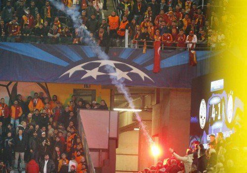 Immer wieder wurden aus dem Sektor der Galatasaray-Fans Böller und Pyrotechnik auf die Dortmunder Anhänger gefeuert. Foto: ap