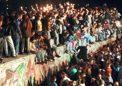 In  der Berliner Mauer sitzen. Nach der Öffnung eines Teils der deutsch-deutschen Grenzübergänge in der Nacht vom 9. auf den 10. November 1989 reisten Millionen DDR-Bürger für einen kurzen Besuch in den Westen. In der Folge wurde die innerdeutsche Grenze abgebaut, seit dem 3. Oktober 1990 ist Deutschland wieder vereint. dpa (zu dpa-Themenpaket 11. Jahrestag Mauerfall vom 06.11.2000)