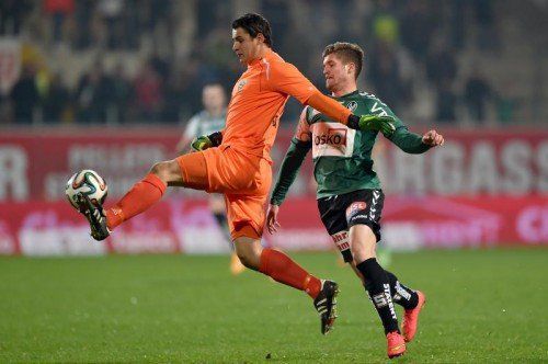 In dieser Szene bewies Altach-Tormann Martin Kobras gegen Rieds Julian Perstaller noch enorme Sicherheit. In der 93. Minute unterlief ihm aber der entscheidende Patzer zum 1:2. Foto: gepa