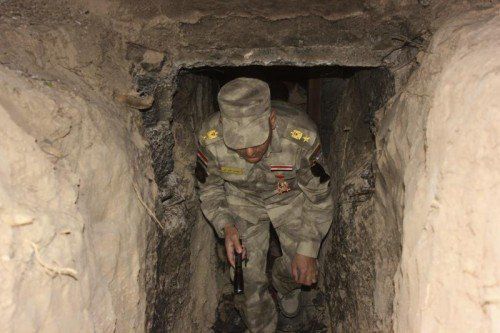 Irakis suchen nach Verstecken von IS-Kämpfern. Foto: Reuters