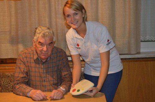 Karl Schlattinger und seine Enkelin Eva-Maria Schlattinger, ehrenamtliche Mitarbeiterin in der Rotkreuz-Abteilung Lustenau. Foto: Rotes Kreuz   