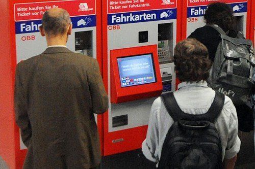 Kriminelles Trio hatte sich auch in Vorarlberg auf Fahrkartenautomaten der ÖBB spezialisiert.  foto: Symbol, APA  
