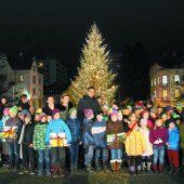 Lichter am Christbaum vor dem Landhaus