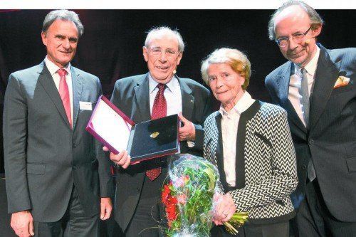 Lebenswerk-Preisträger Luis Drexel mit Ehefrau Maria und VN-Herausgeber Eugen A. Russ sowie Wirtschaftskammer-Präsident Manfred Rein. Foto: VN/Philipp Steurer