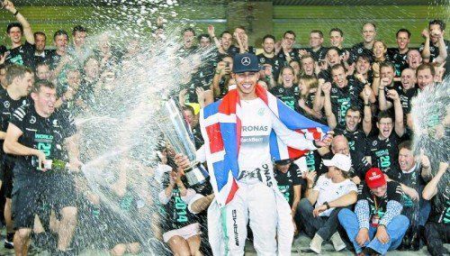 Lewis Hamilton setzt sich nach 2008 erneut die WM-Krone auf – und das Mercedes-Team feiert den ersten Weltmeistertitel seit 1955. Foto: reuters