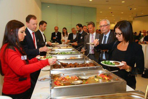 Ließen sich in den Pausen bei Small talk und Erfahrungsaustausch von Gaumenfreuden am Buffet verwöhnen: die mehr als 650 Besucher des Wirtschaftsforums im Festspielhaus.