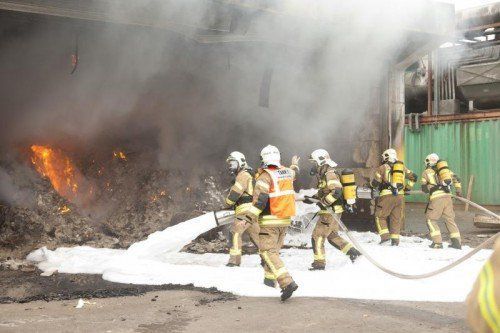 Lustenau am 23.11.2014 Br. Brand FW Feuerwehr Muell Haeusle Abfallentsorung Restmuelltrocknungsanlage Halle Atemschutz Drehleiter