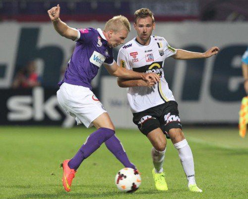 Martin Harrer (r.) im Duell mit Altachs Emanuel Schreiner. gepa
