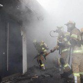 Heiße Asche verursacht Garagenbrand in Klaus