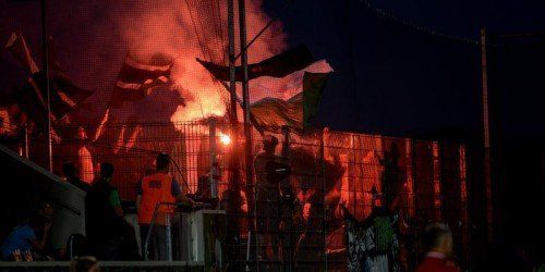 Mit einem bengalischen Feuerwerk heizten sich die Fans beim Spiel in Altach Ende August an.  Foto: GEPA