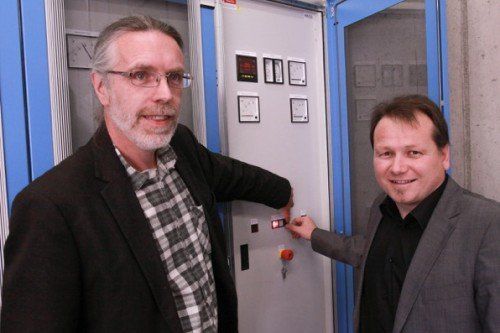 Mit einem Knopfdruck nahmen Bgm. Harald Witwer und Werner Madlener das Kraftwerk Schwarzbach in Betrieb. Hechenberger
