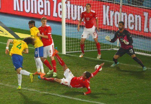 Nach dem Foul an Stefan Ilsanker (am Boden) kann Brasiliens Abwehrspieler David Luiz (Nummer vier) den Ball einköpfeln, Torhüter Ramazan Özcan ist machtlos. Foto: gepa