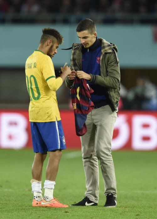 Niederösterreicher wollte ein Autogramm von Neymar. Foto: apa