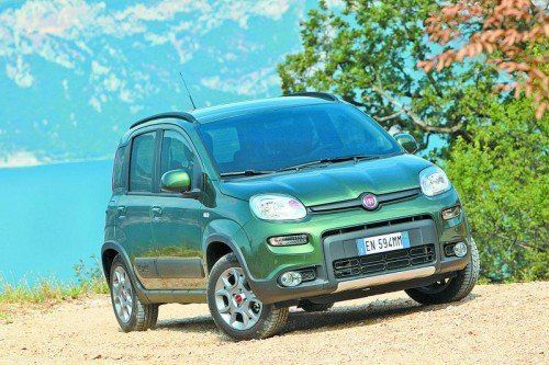 Panda 4x4: Fiats Benjamin muss weder auf dem Land noch in der Stadt vor Fahrbahn-Ungereimtheiten aufstecken.
