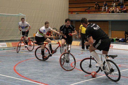 Patrick Schnetzer (l.) und Markus Bröll sind in Brünn Titelverteidiger, Jürgen Türtscher und Martin Lingg (schwarze Trikots) sind als Ersatzteam in Tschechien dabei. Fotos: Schwämmle/3, Nicolussi/4