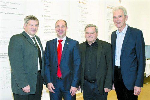 Rektor Prof. Oskar Müller mit GF Stefan Fitz-Rankl (FHV), Mitbegründer Hubert Regner und Alt-Rektor Rudolf Feurstein (v. l.). Fotos: Franc