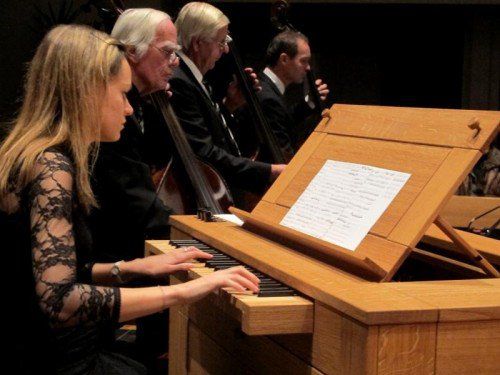 Sarah Ellensohn an der Truhenorgel mit Orchestermitgliedern.  Foto: JU