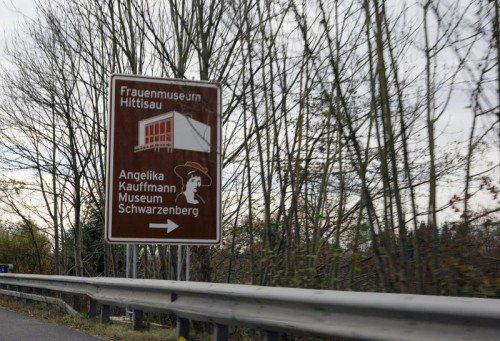 Illegal aufgestellt: Die Frauenmuseumstafeln. Foto: Frauenmuseum